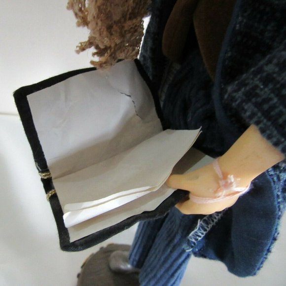 Christmas Caroler     - - Picture 7 of 11